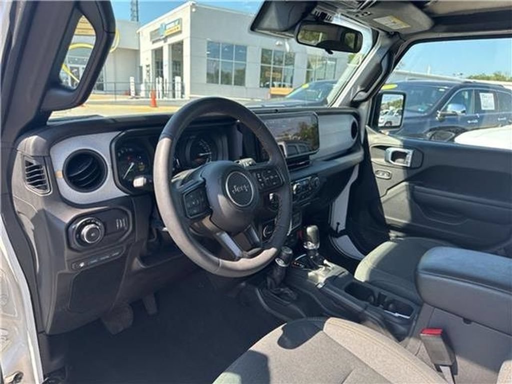 Used 2024 Jeep Wrangler Unlimited AWD/4WD image 10