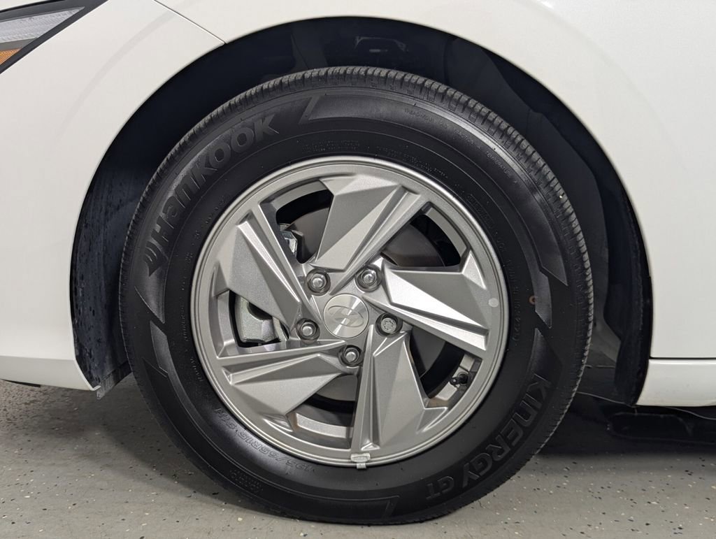 Used 2025 Hyundai Elantra SE image 11