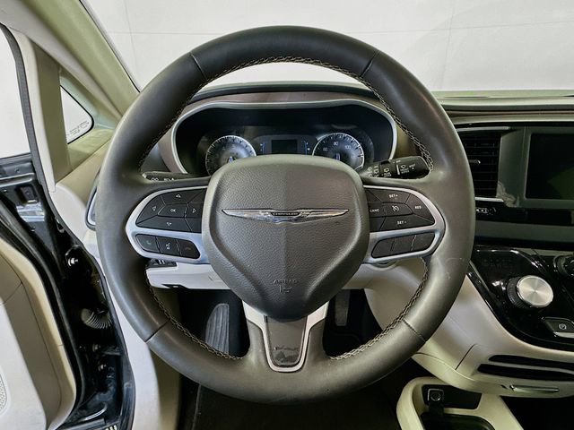 Used 2022 Chrysler Voyager LX image 13