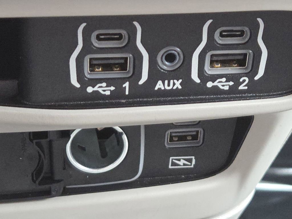 Used 2022 Chrysler Pacifica Touring-L image 30