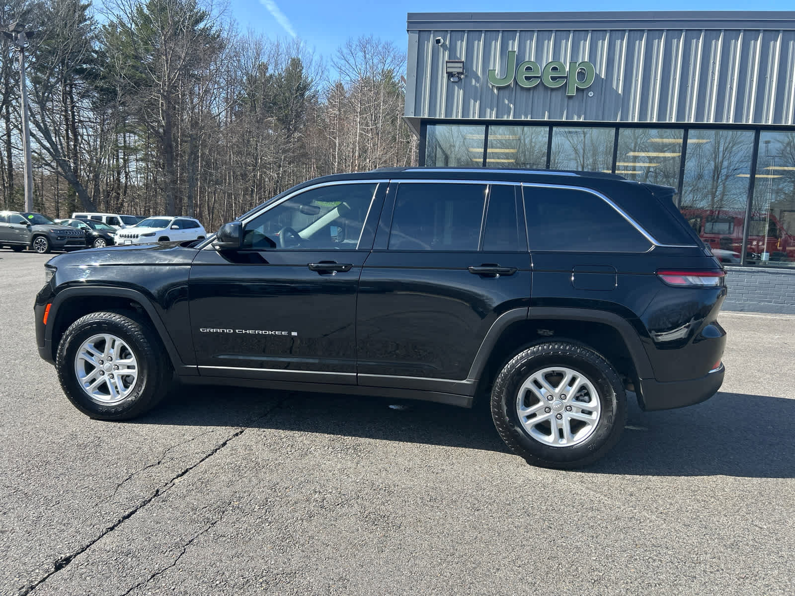 Used 2023 Jeep Grand Cherokee Laredo image 8
