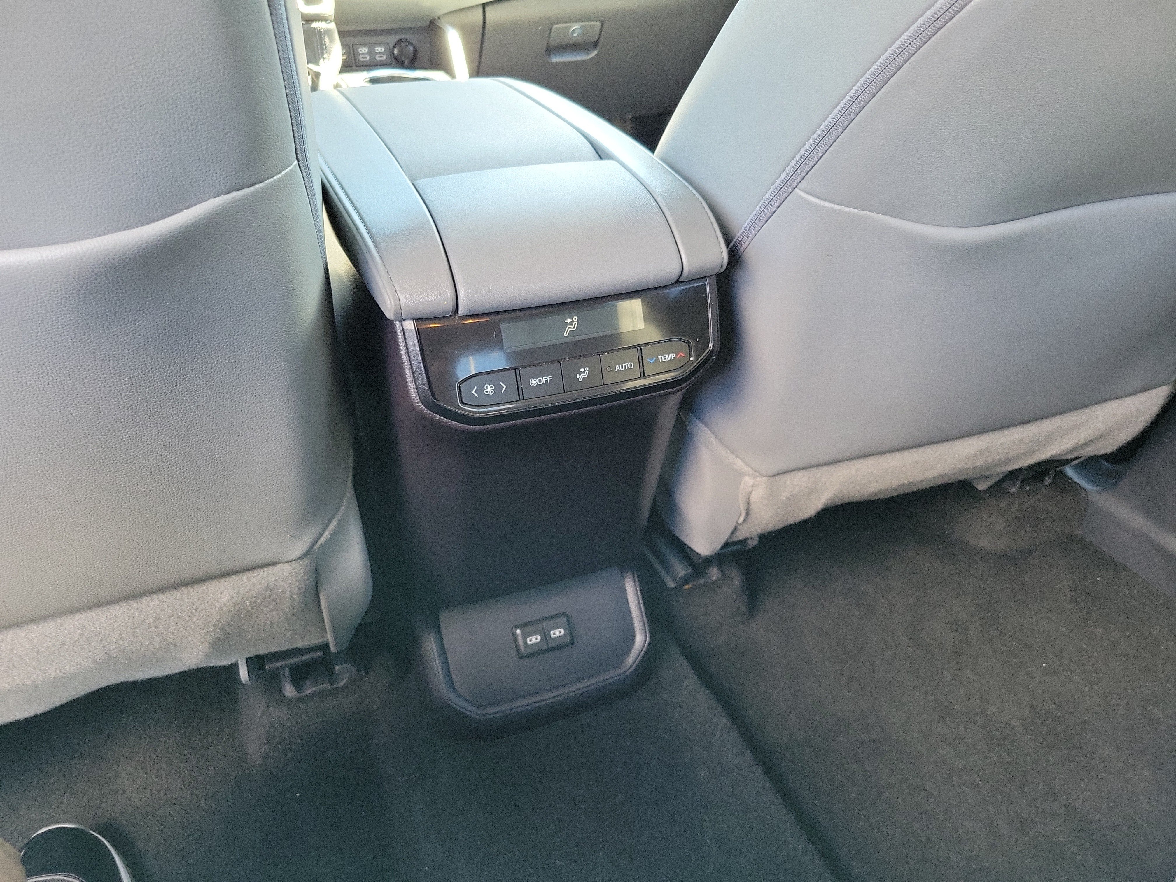 Certified 2025 Toyota Highlander XLE FWD image 14