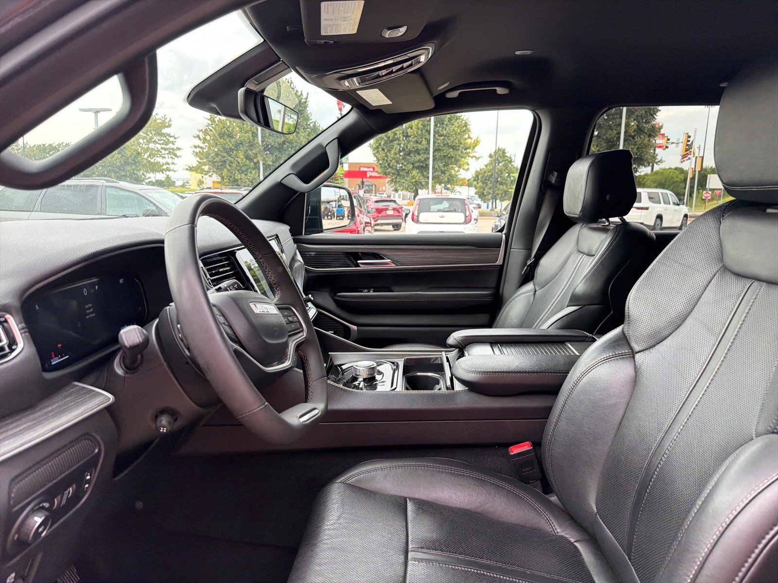 Used 2023 Jeep Wagoneer L Series II AWD/4WD image 16