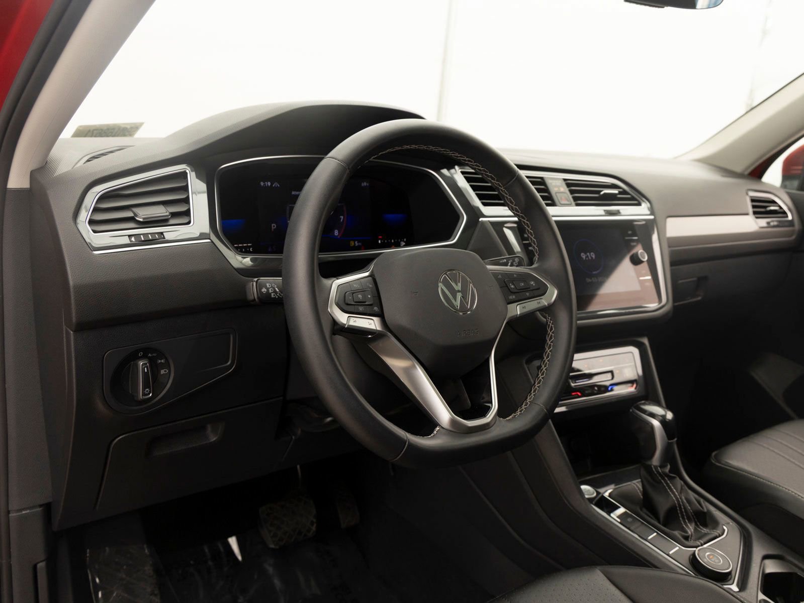 Used 2022 Volkswagen Tiguan SE w/ Panoramic Sunroof Package image 15