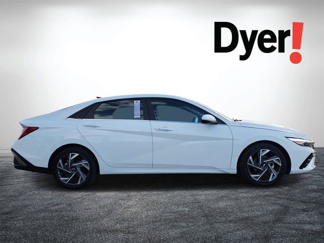 Used 2025 Hyundai Elantra SEL image 2