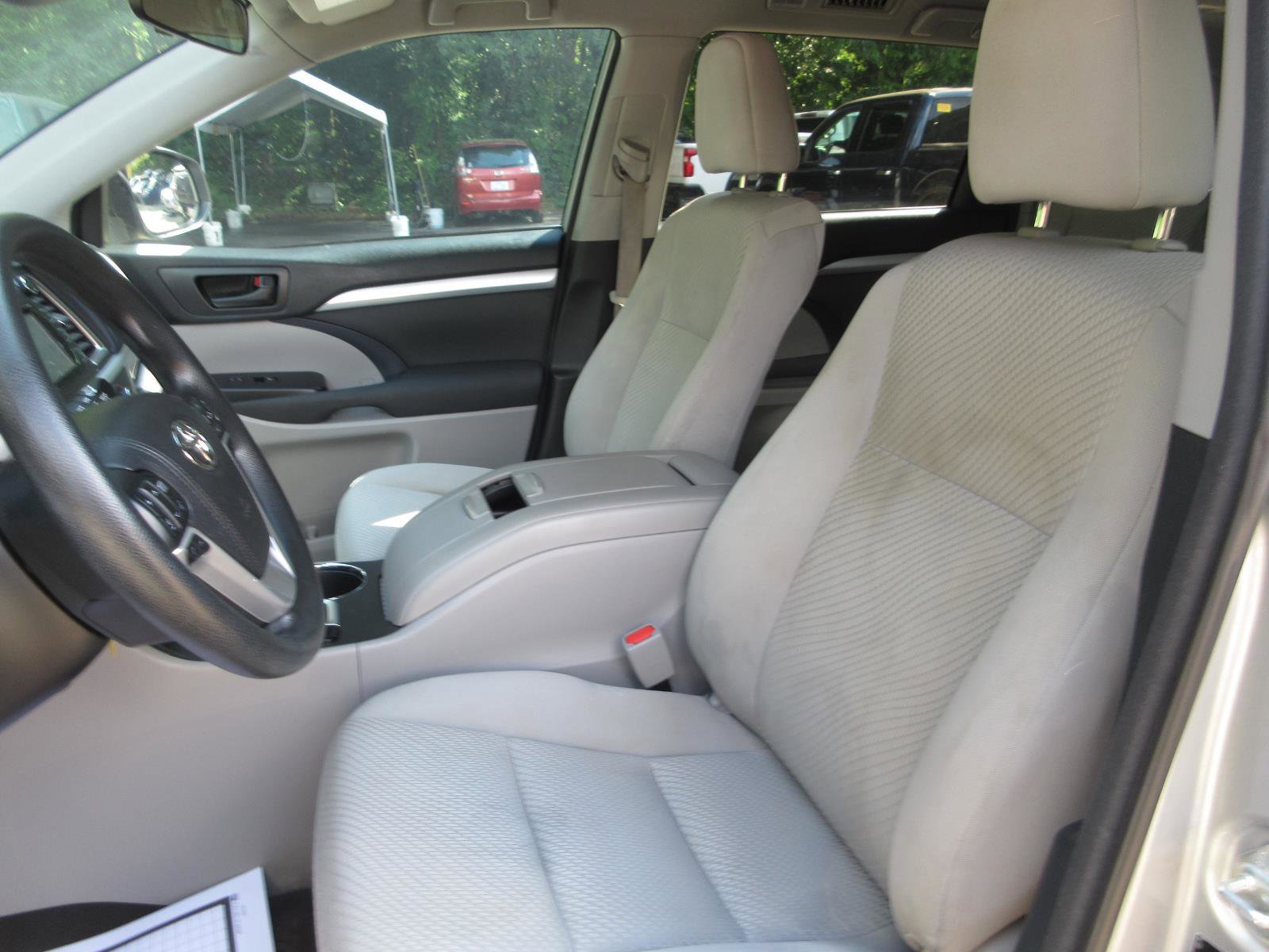 Used 2018 Toyota Highlander LE FWD image 15