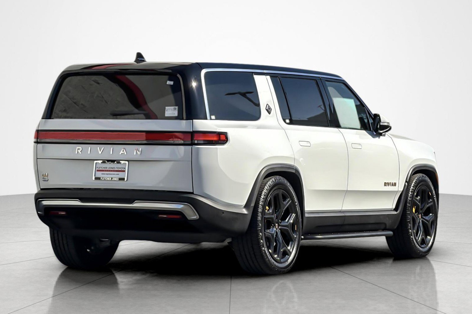 Used 2024 Rivian R1S Adventure image 5