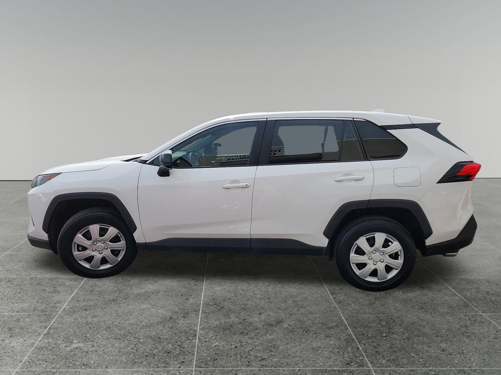 Used 2022 Toyota RAV4 LE image 4