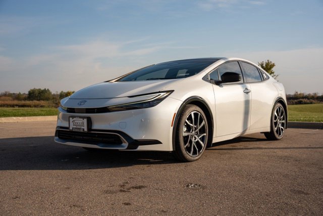 Used 2024 Toyota Prius Prime Premium FWD image 3