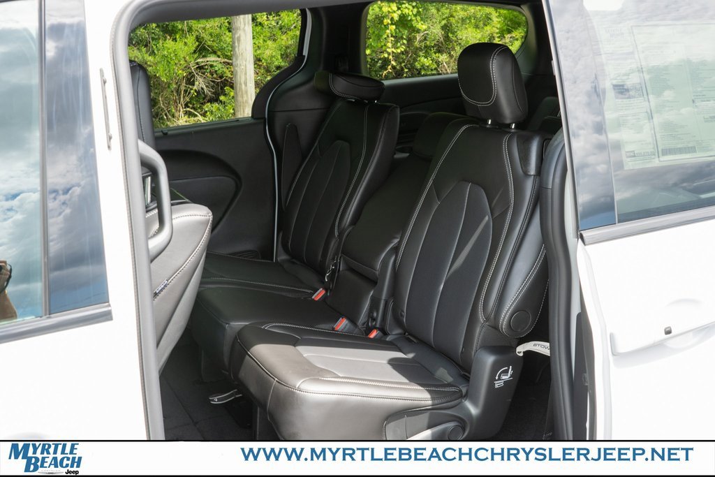 New 2026 Chrysler Pacifica Select image 14