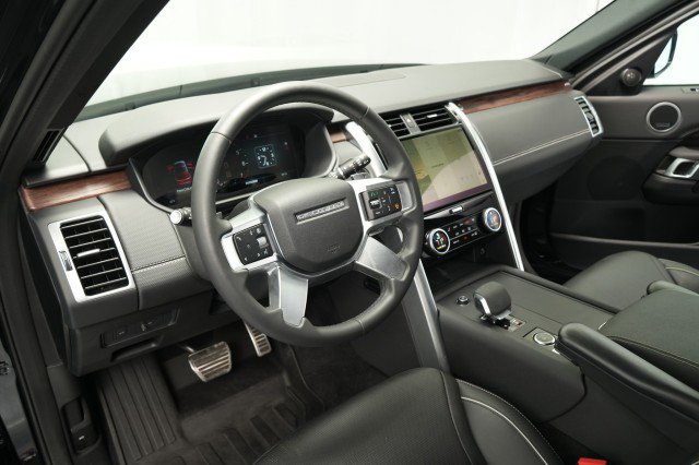 Used 2024 Land Rover Discovery Dynamic SE AWD/4WD image 34