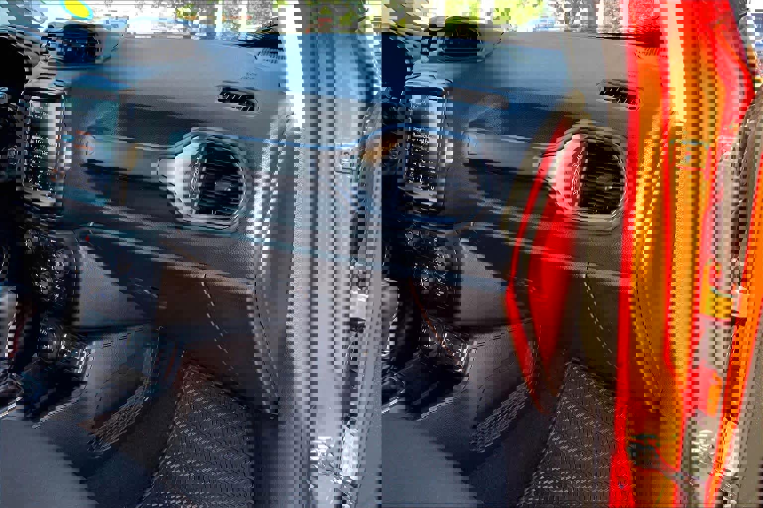 Used 2023 Jeep Renegade Latitude w/ Premium Group image 35