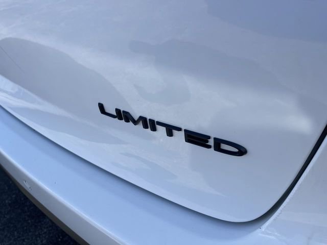 Used 2022 Chrysler Pacifica Limited w/ Uconnect Theater Family Group image 10