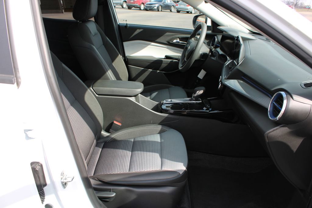 Used 2025 Chevrolet Trax LT image 23