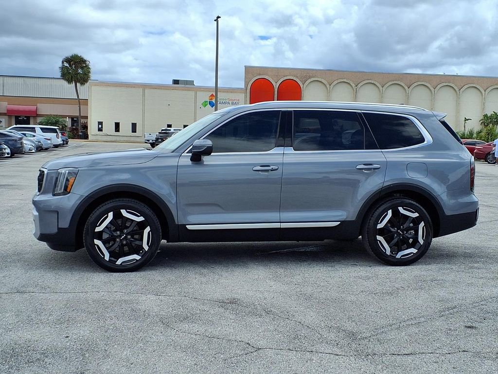 Used 2024 Kia Telluride EX w/ EX Captain's Chair Package FWD image 4