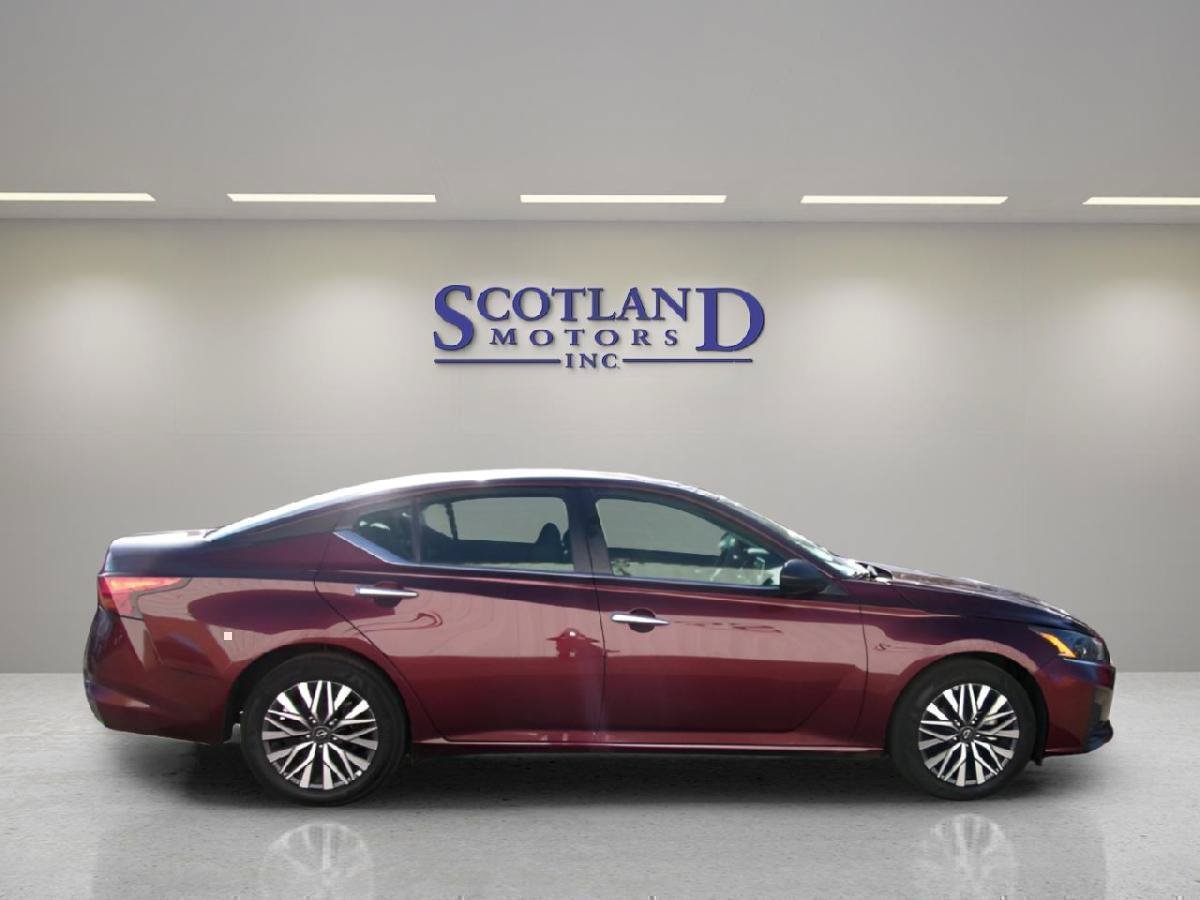 Used 2025 Nissan Altima 2.5 SV FWD image 5