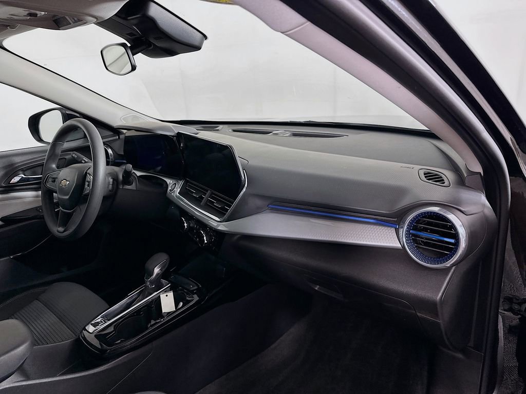 Used 2025 Chevrolet Trax LT image 35