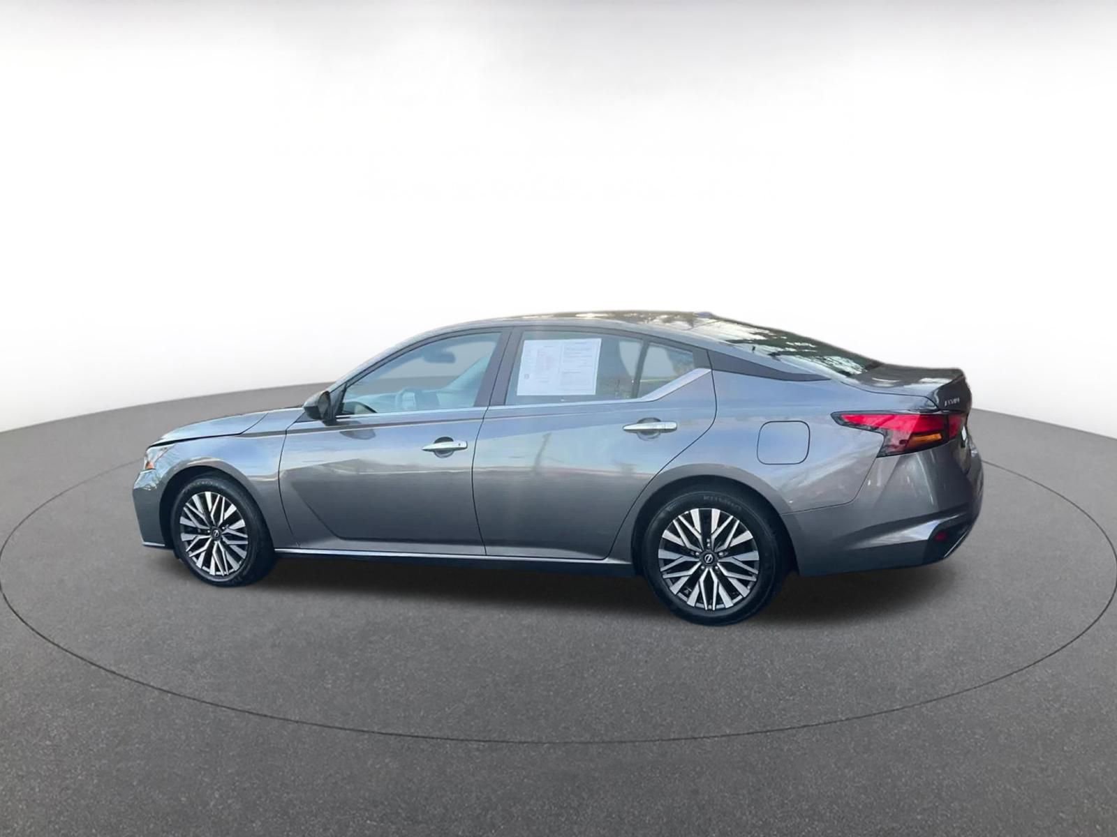 Used 2025 Nissan Altima 2.5 SV image 10