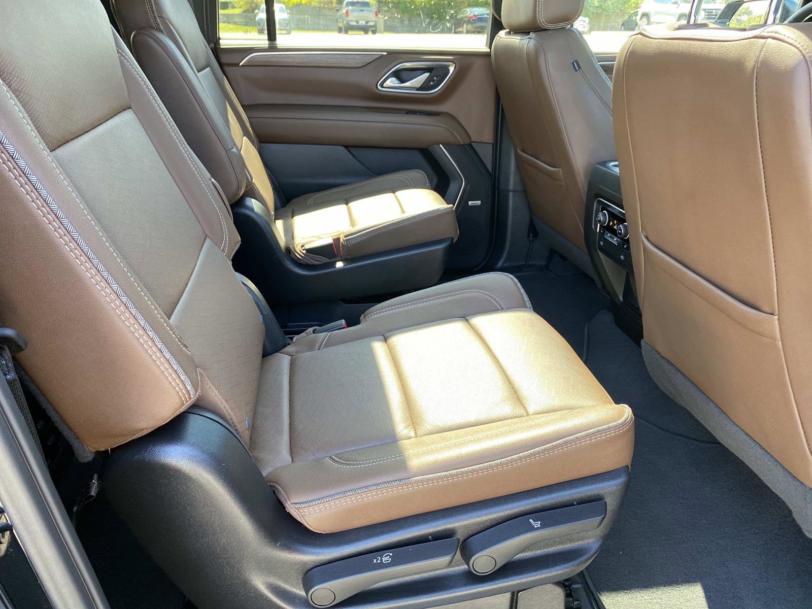 Used 2024 Chevrolet Suburban High Country w/ Premium Package 2 AWD/4WD image 27
