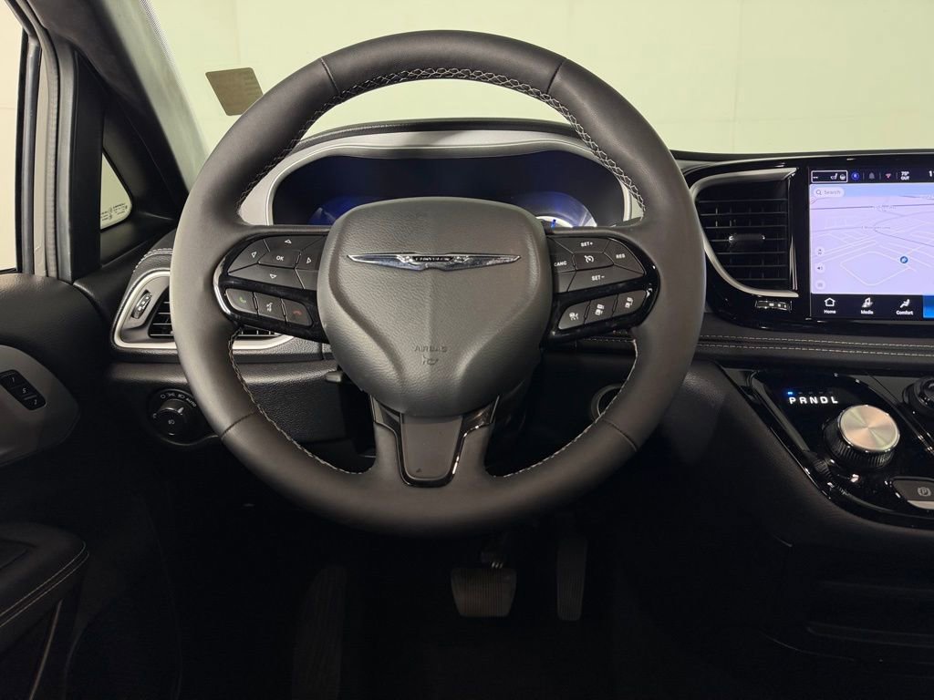 Used 2024 Chrysler Pacifica Select image 14