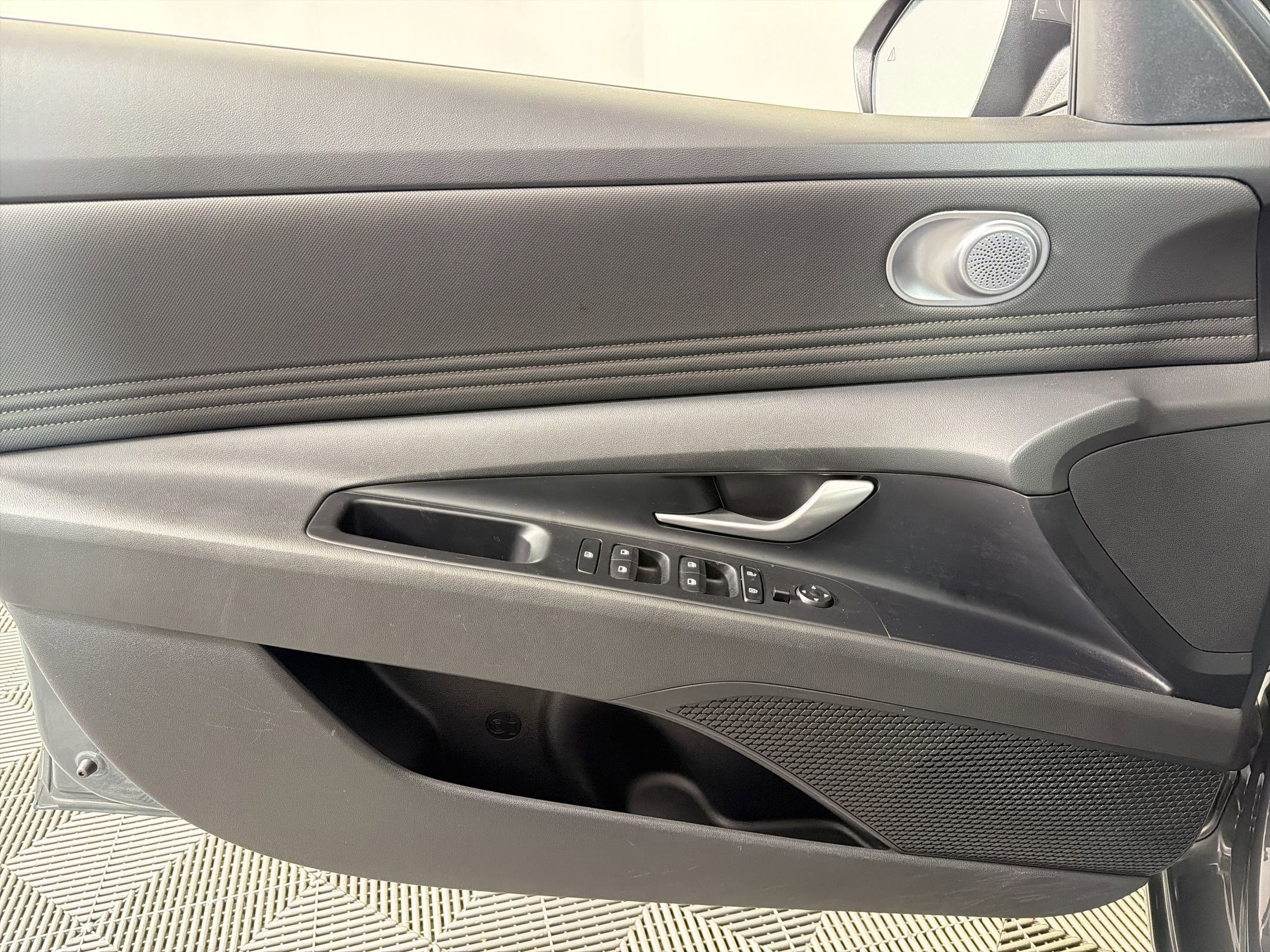 Used 2025 Hyundai Elantra SEL image 12