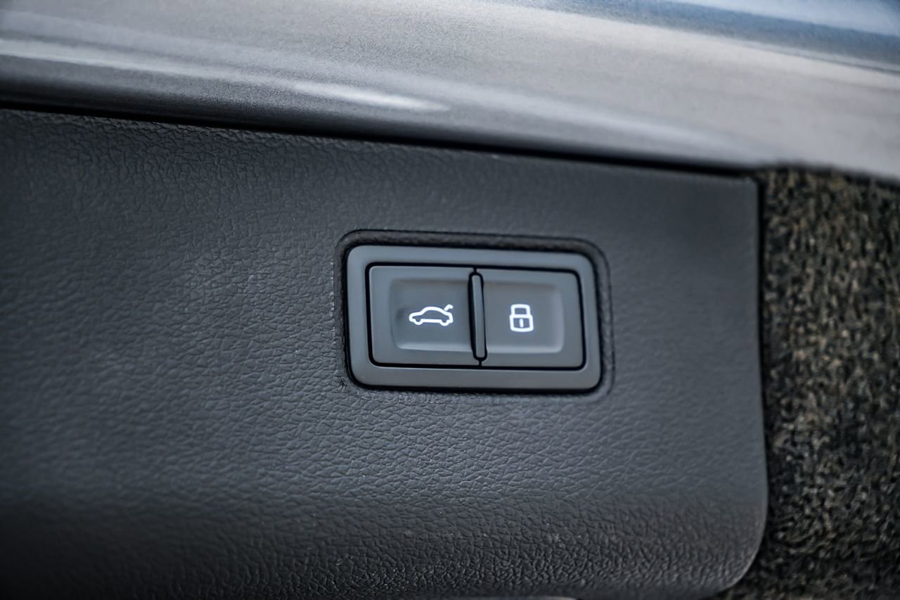 Used 2023 Bentley Bentayga Extended Wheelbase image 38