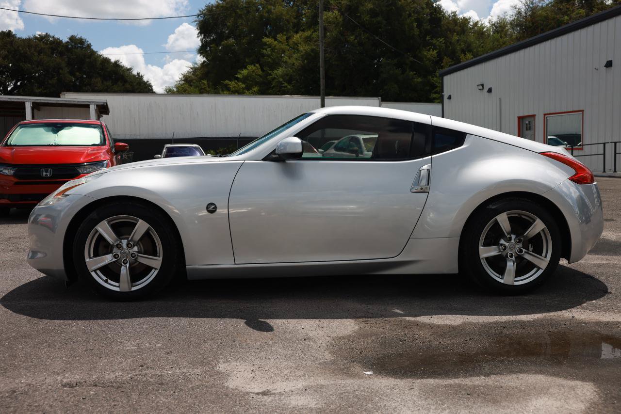 Used 2009 Nissan 370Z Touring RWD image 3