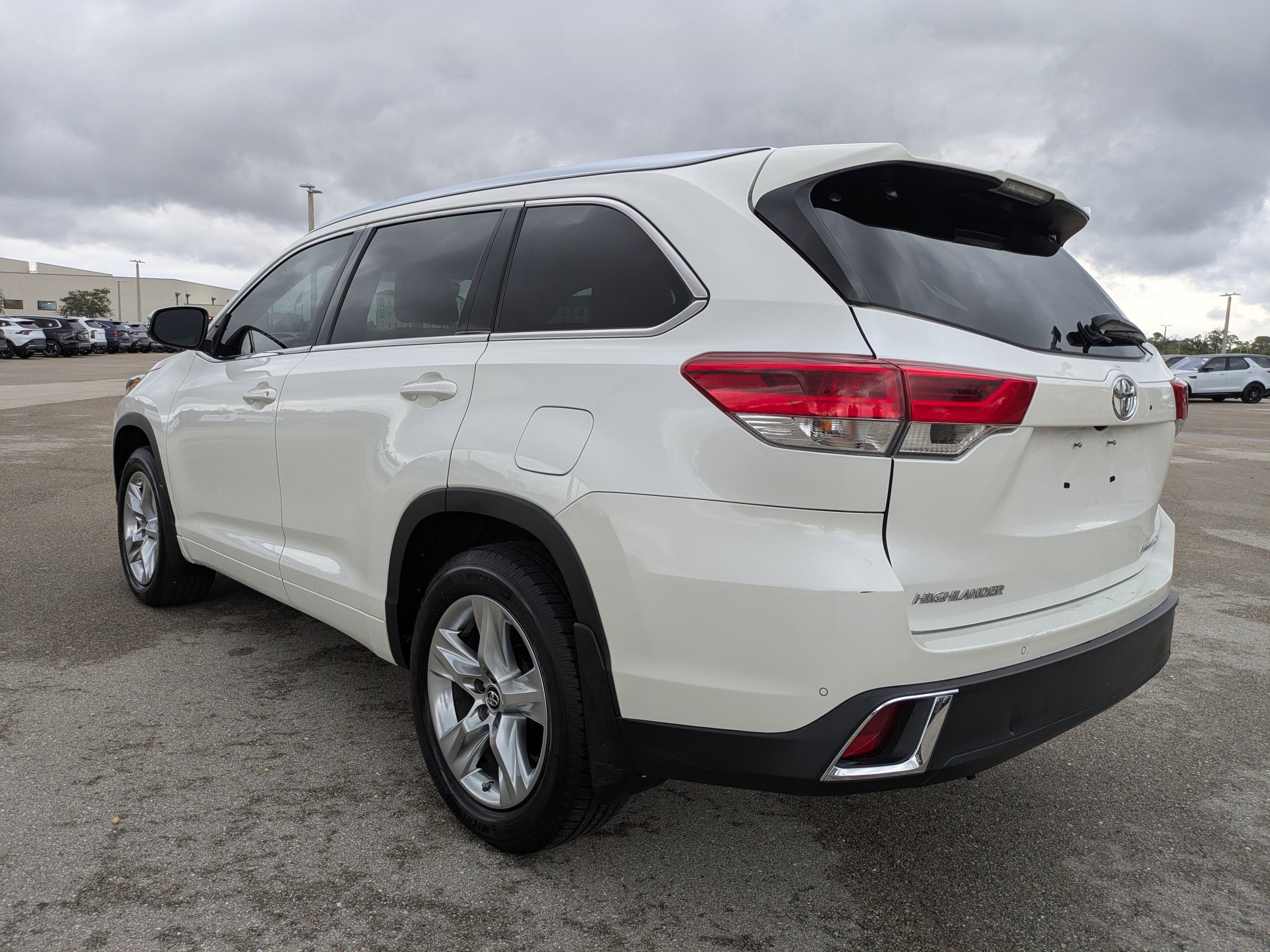 Used 2017 Toyota Highlander Limited image 7