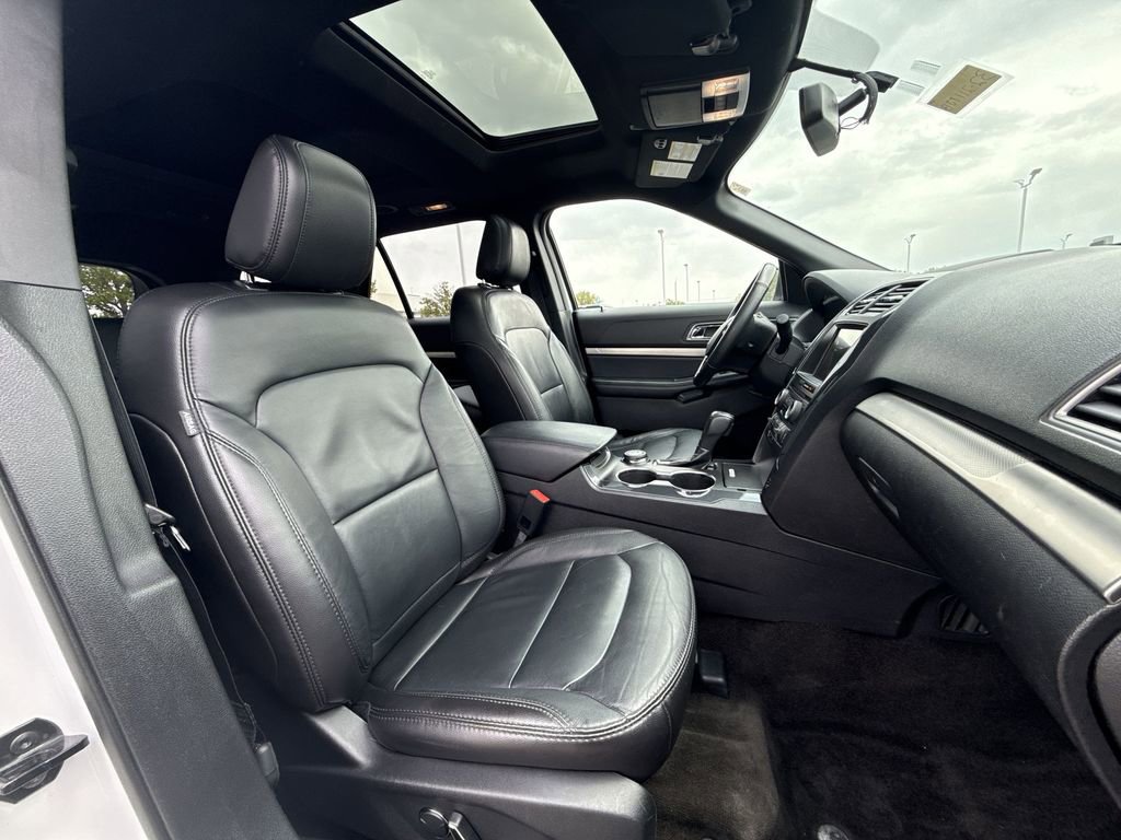Used 2018 Ford Explorer XLT w/ Equipment Group 202A AWD/4WD image 27