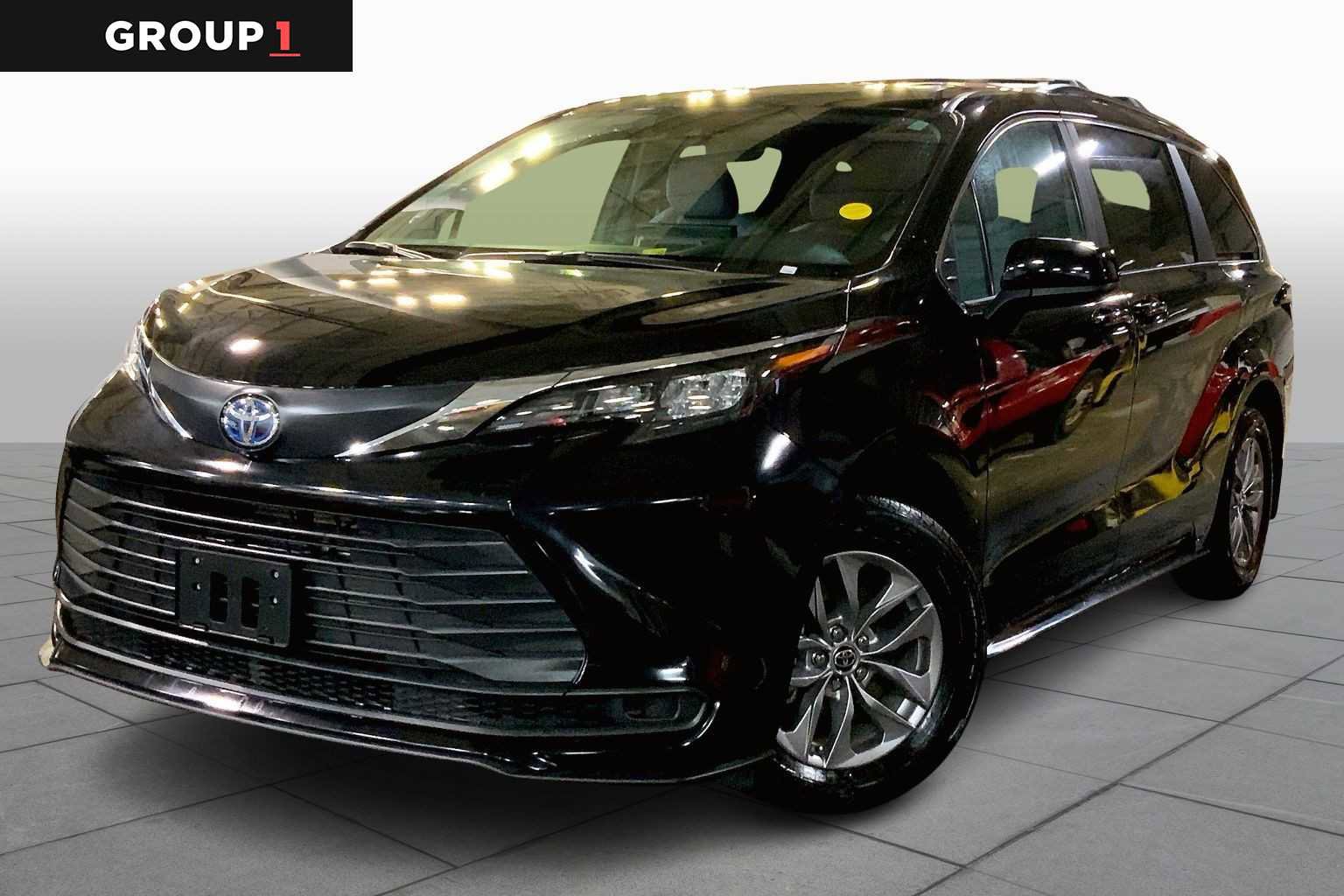 Certified 2025 Toyota Sienna LE image 1