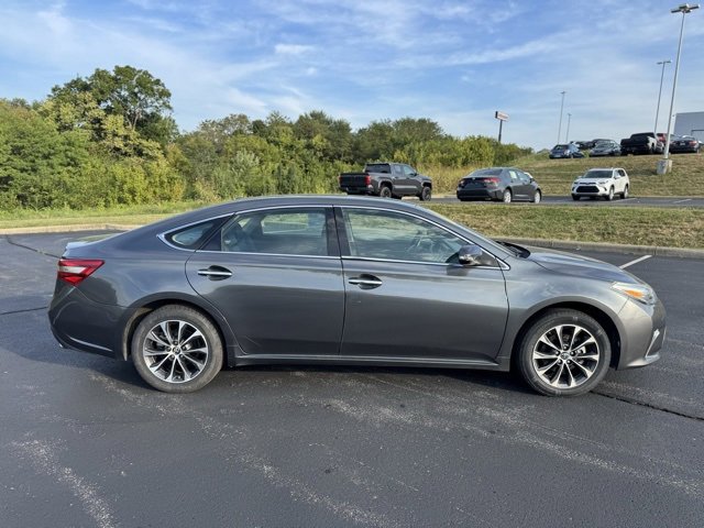 Used 2018 Toyota Avalon XLE image 2
