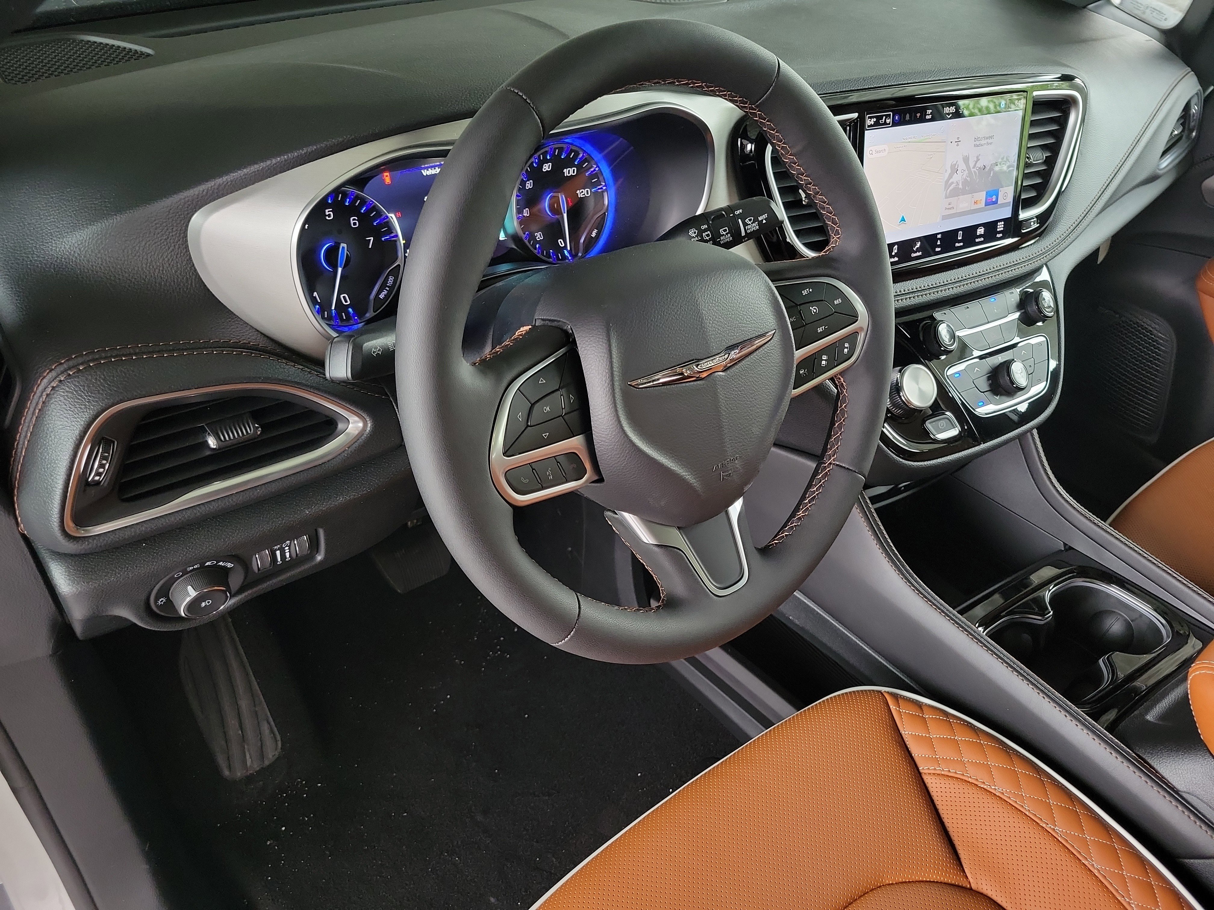 New 2026 Chrysler Pacifica Pinnacle w/ Trailer Tow Group FWD image 16