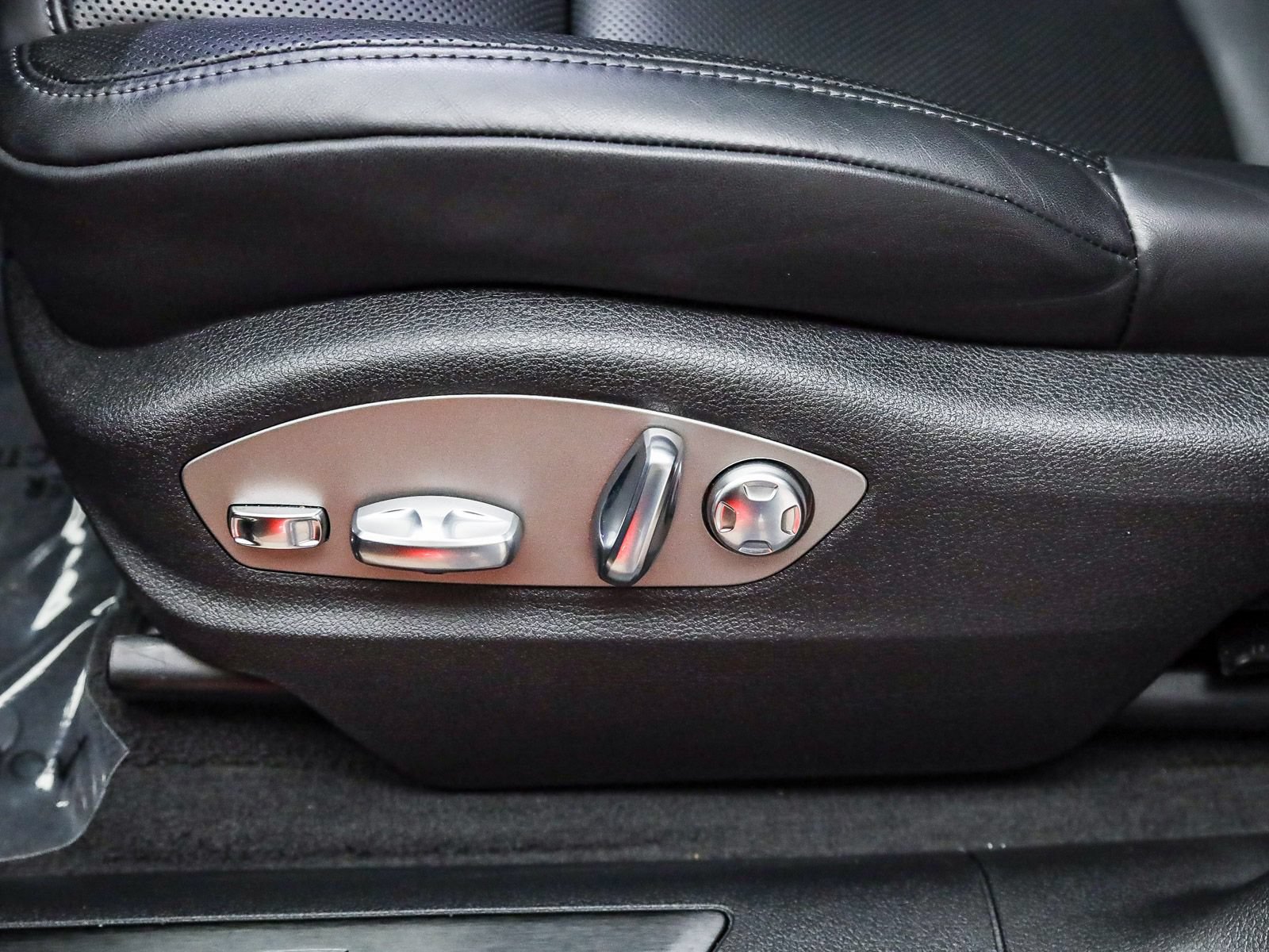 Certified 2025 Porsche Macan Turbo AWD/4WD image 23