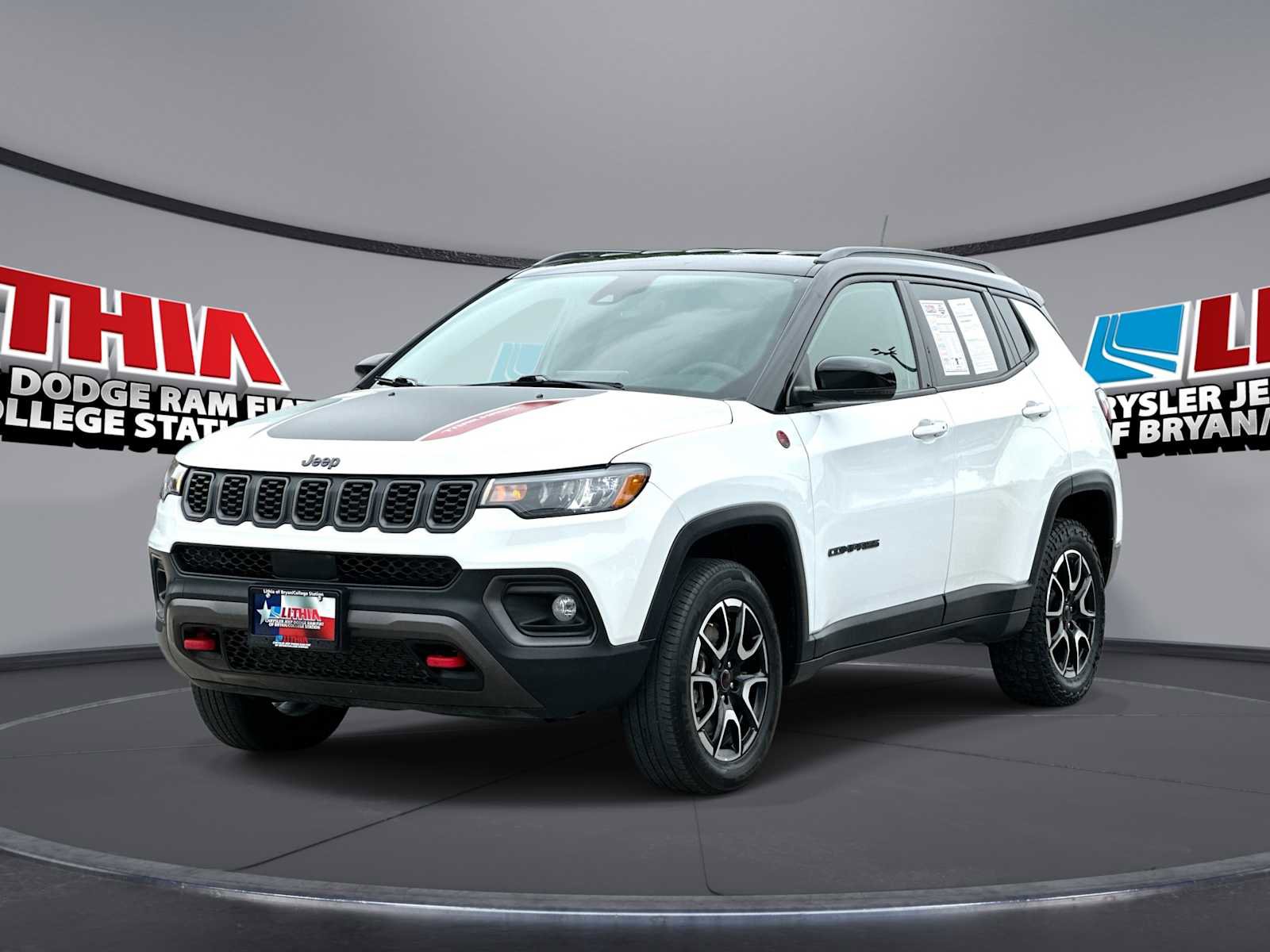 Used 2025 Jeep Compass Trailhawk w/ Trailer Tow Group AWD/4WD image 1