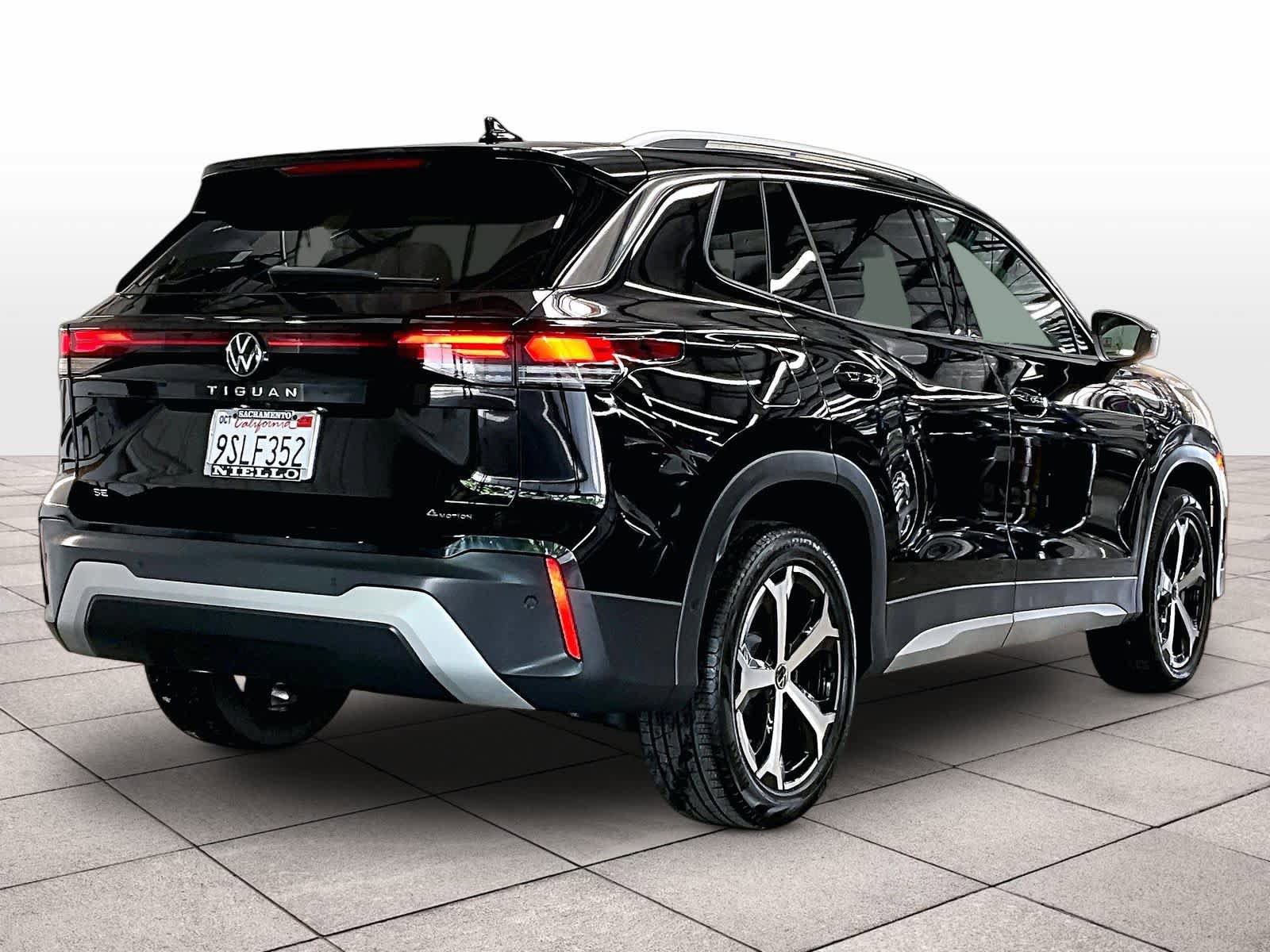 Used 2025 Volkswagen Tiguan SE w/ Panoramic Sunroof Package image 15