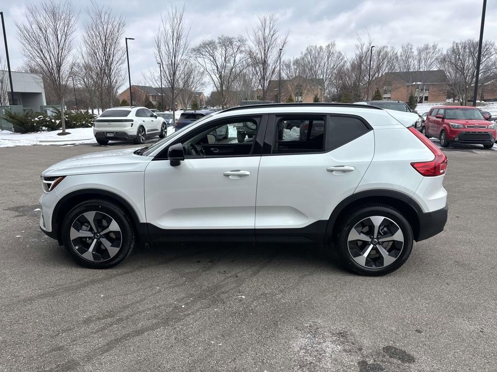 Used 2025 Volvo XC40 B5 Plus w/ Protection Package Premier image 4