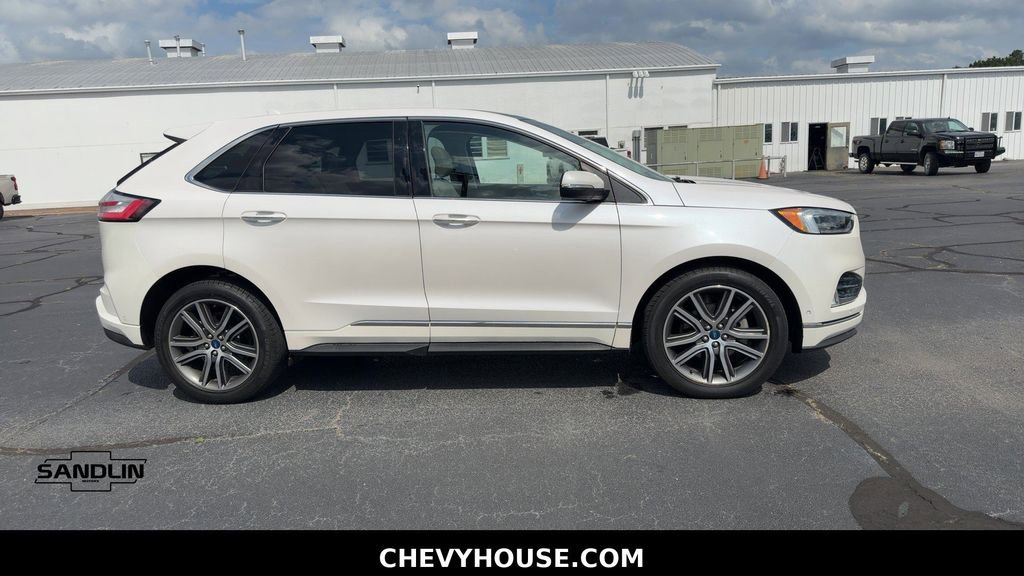Used 2019 Ford Edge Titanium w/ Equipment Group 301A FWD image 2