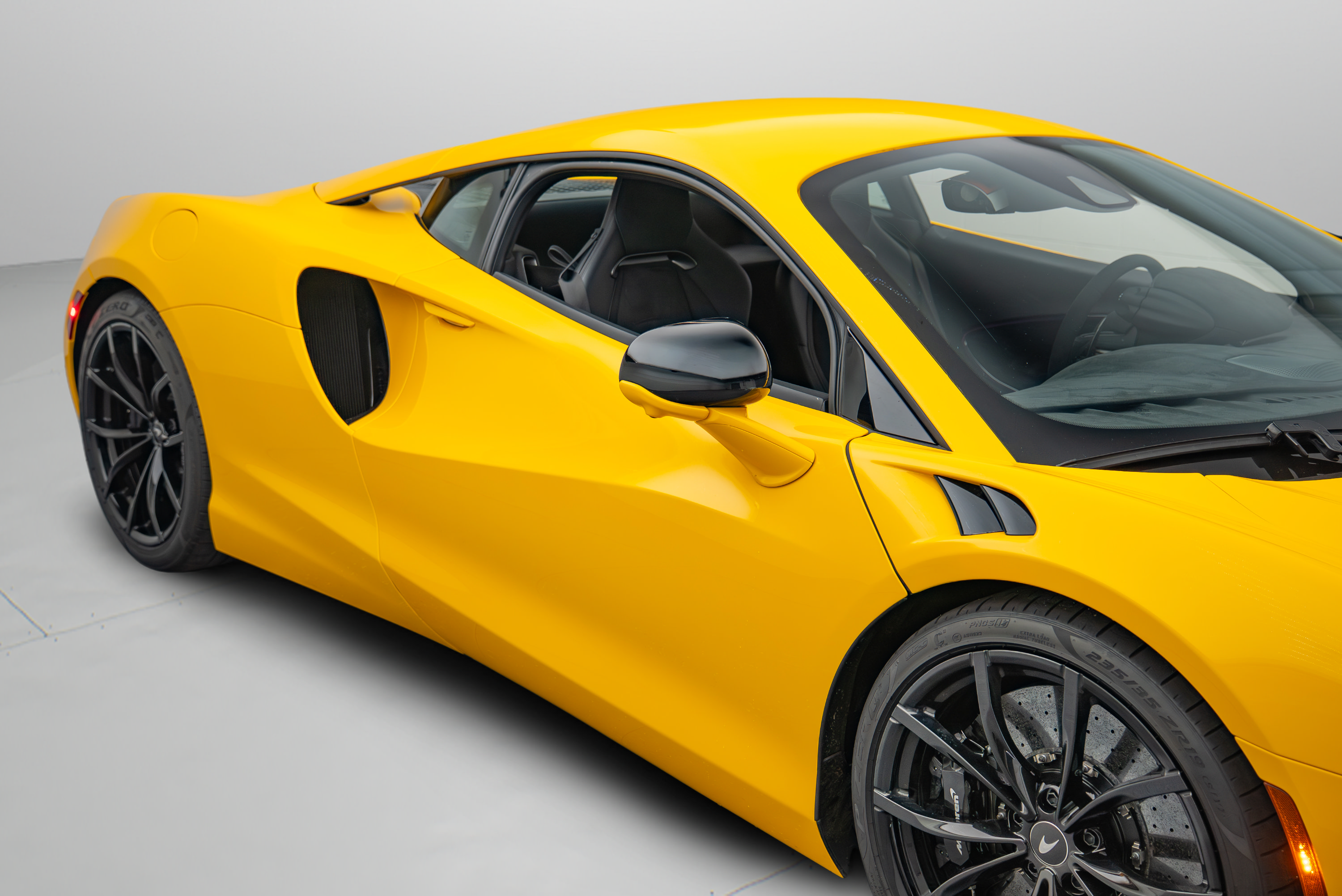 Used 2024 McLaren Artura RWD image 38