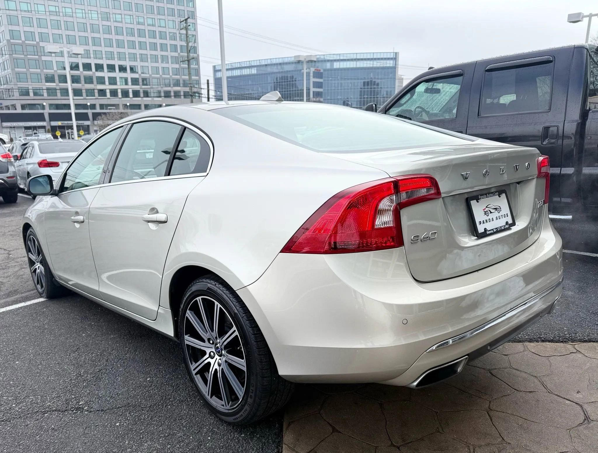 Used 2017 Volvo S60 T5 Inscription w/ Climate Package image 5