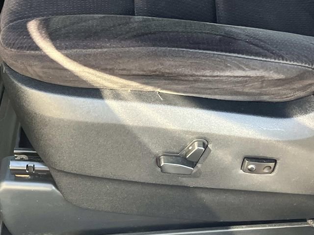 Used 2011 Chrysler Town & Country Touring w/ Driver Convenience Group image 18