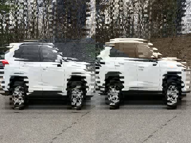 Used 2020 Toyota RAV4 XLE w/ Convenience Package image 3