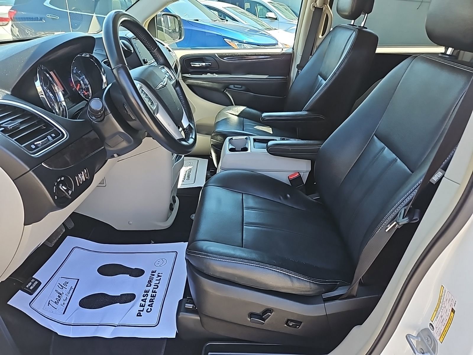 Used 2016 Chrysler Town & Country Touring FWD image 13