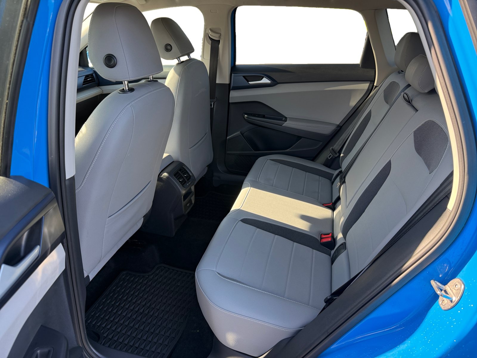 Used 2024 Volkswagen Taos SE w/ Panoramic Sunroof Package FWD image 16