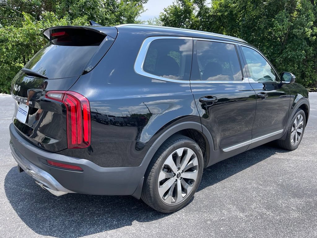 Used 2022 Kia Telluride EX w/ EX Premium Package FWD image 3