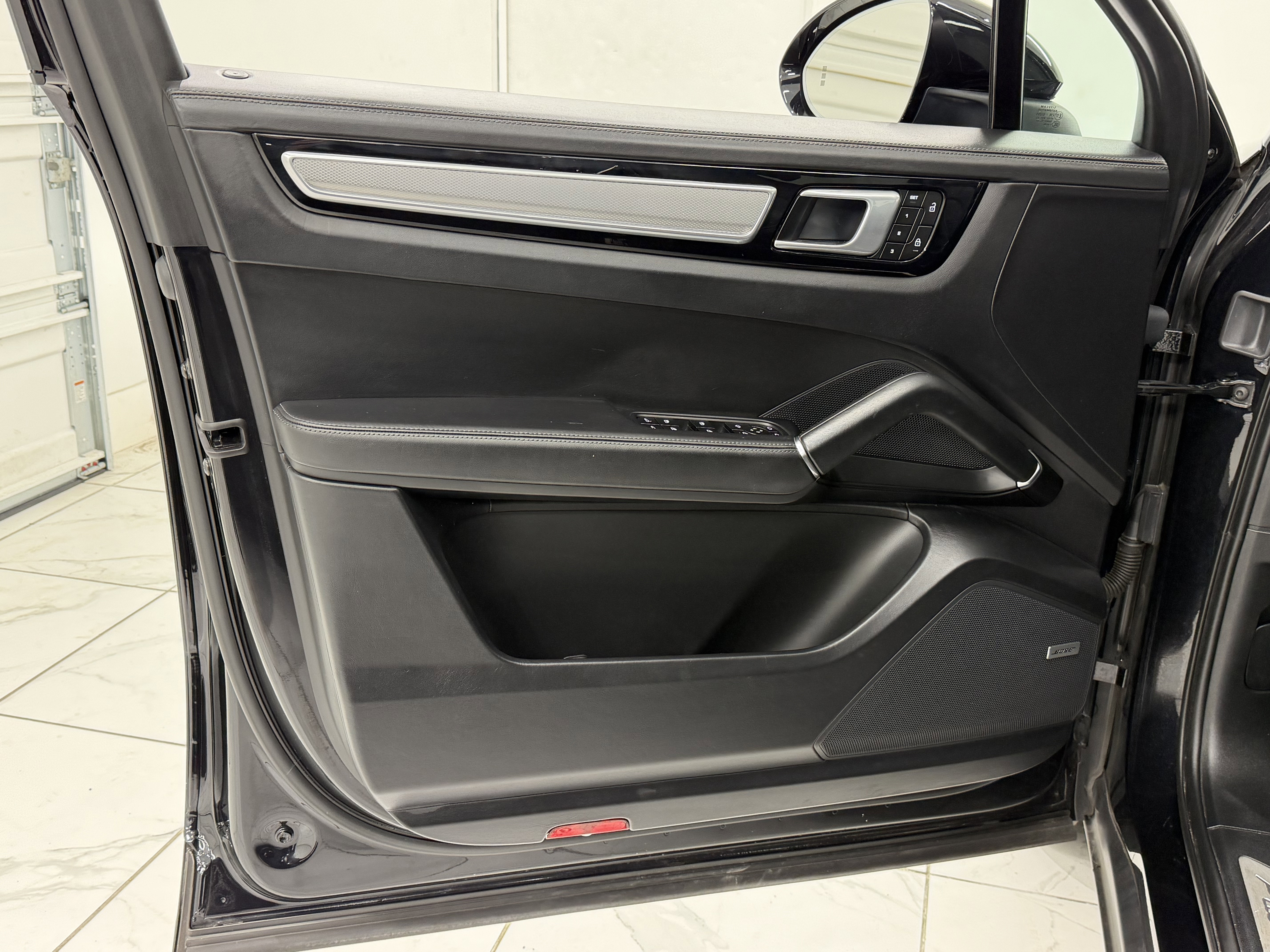 Certified 2022 Porsche Cayenne Platinum Edition image 27