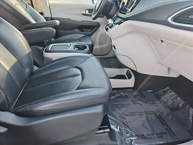 Used 2024 Chrysler Pacifica Select image 21