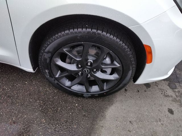 New 2026 Chrysler Pacifica Select AWD/4WD image 17