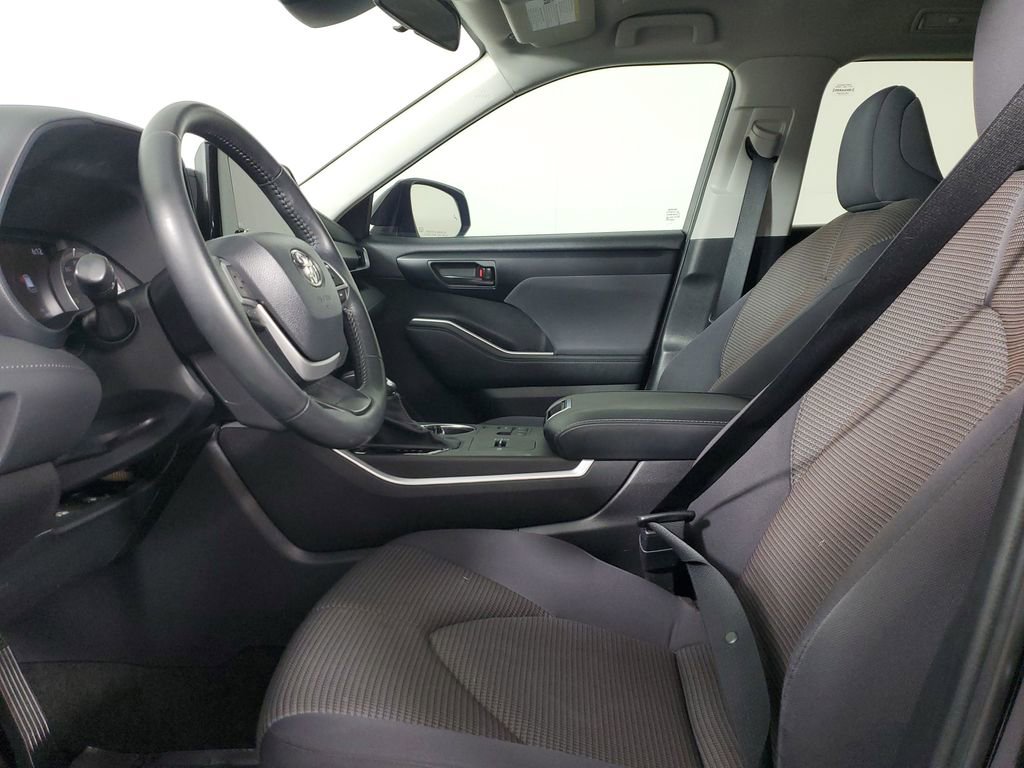 Used 2023 Toyota Highlander LE image 9
