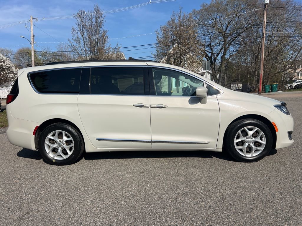 Used 2017 Chrysler Pacifica Touring-L w/ Tire & Wheel Group FWD image 6