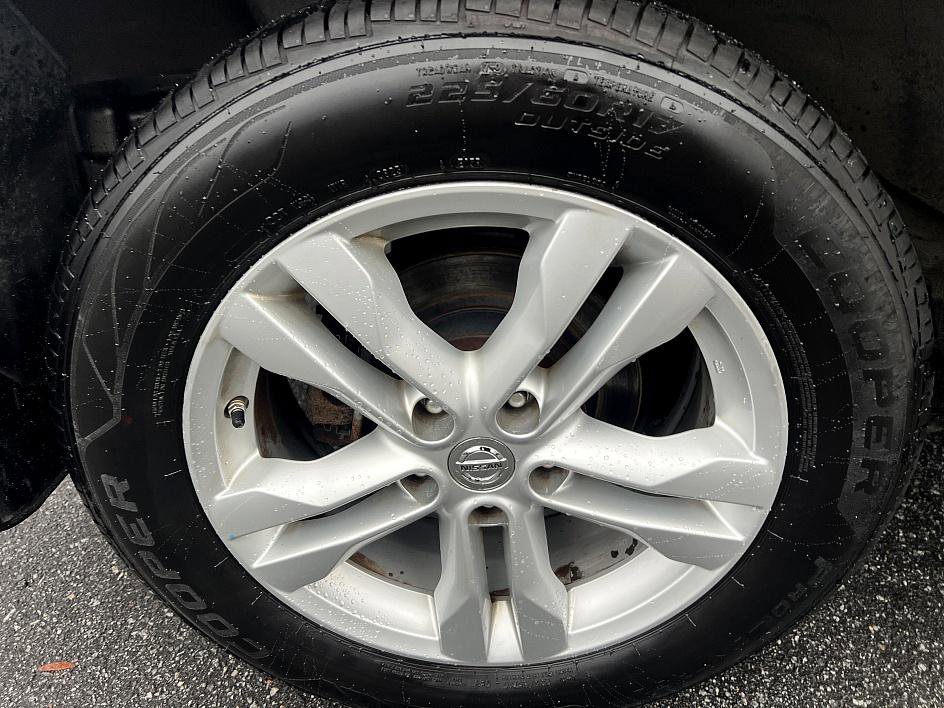 Used 2012 Nissan Rogue SV w/ Premium Pkg image 11